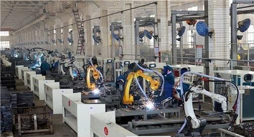 富士康開啟熄燈工廠時代 機(jī)器人引領(lǐng)智能化轉(zhuǎn)型與推廣